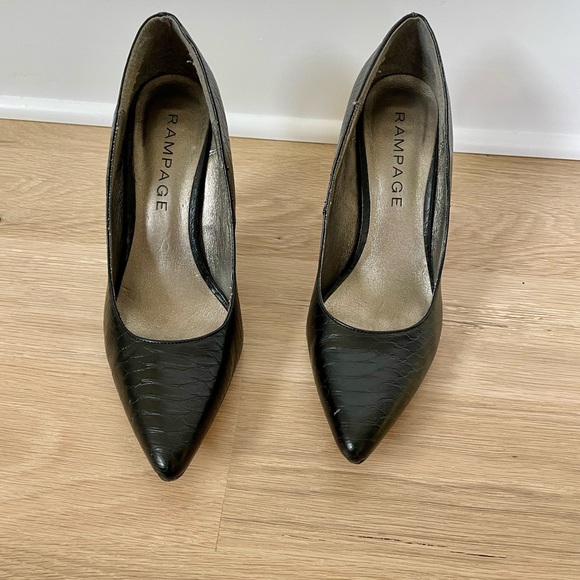 Rampage Black Stiletto Embossed Snakeskin Pumps -size 8 - Picture 2 of 8